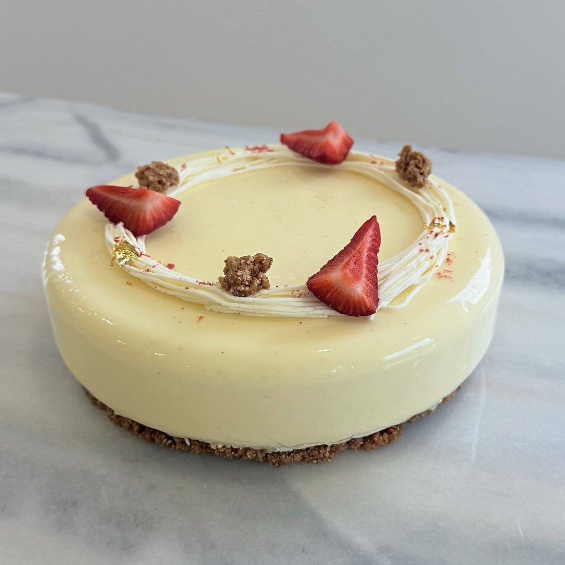 Entremet vanille, fraise et fleur de sureau