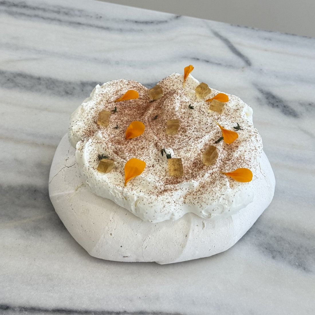 Pavlova à la pêche et au thym
