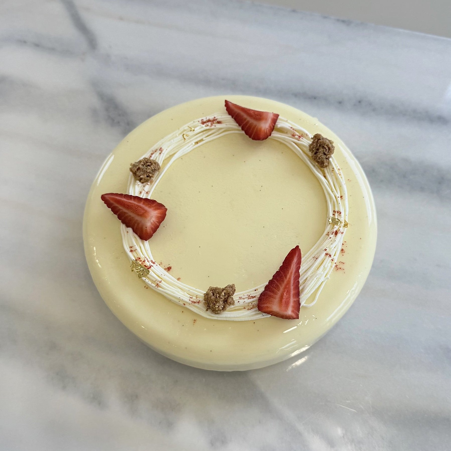 Entremet vanille, fraise et fleur de sureau