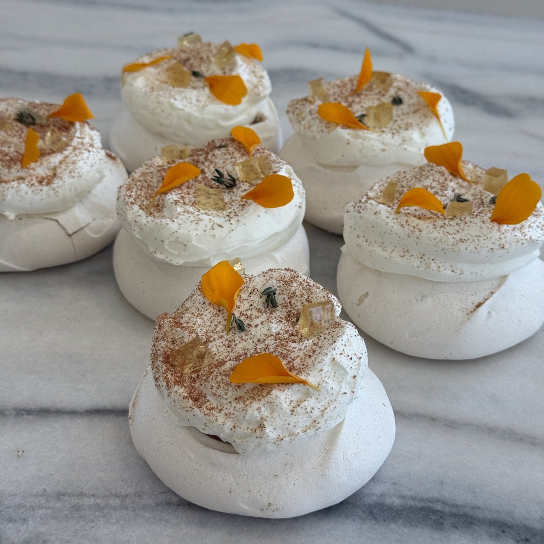 Pavlova à la pêche et au thym
