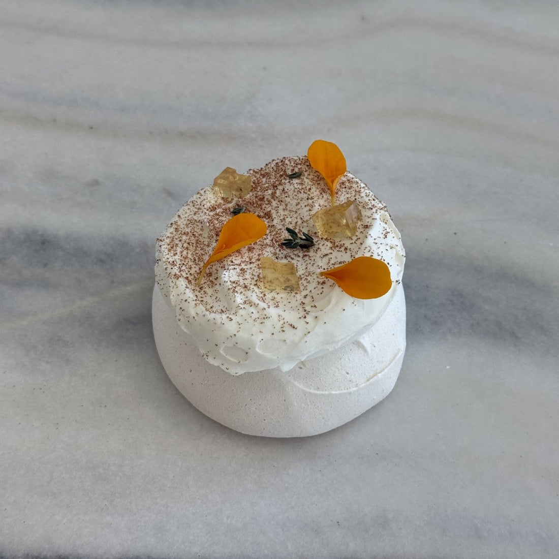 Pavlova à la pêche et au thym