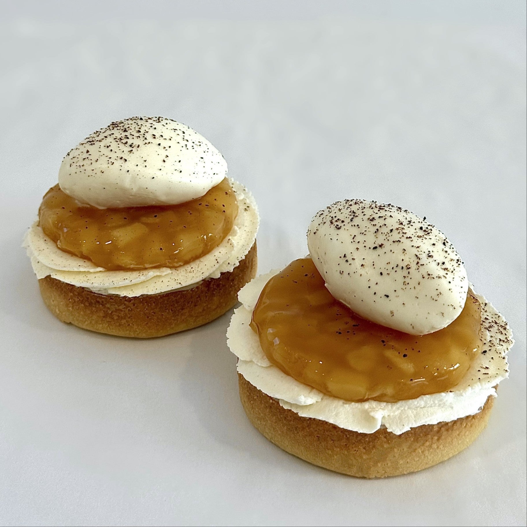 Tartelette à la pomme, vanille et noisette